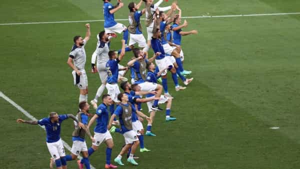 كأس أوروبا: إيطاليا تحتفل بتتويج أنساها مأساة وباء كورونا