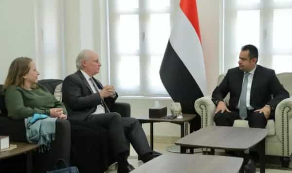 الرياض: رئيس الوزراء اليمني والمبعوث الامريكي يبحثان فرص السلام مع الحوثيين واحتواء الانهيار الاقتصادي