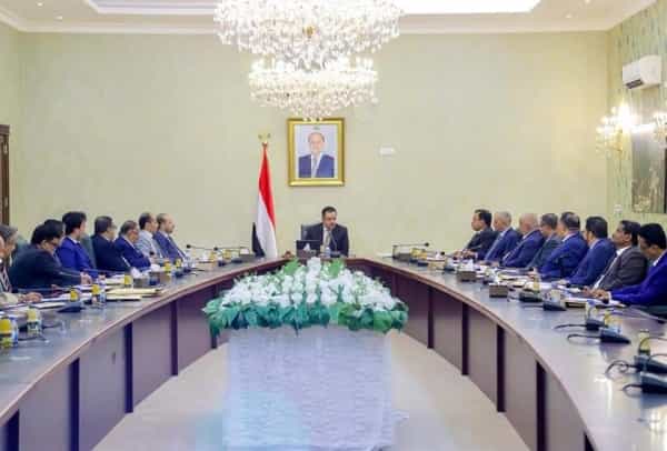 اليمن: الحكومة المعترف بها تلغي التعاملات الداخلية بالعملة الاجنبية وتقر باختلالات في المؤسسة العسكرية