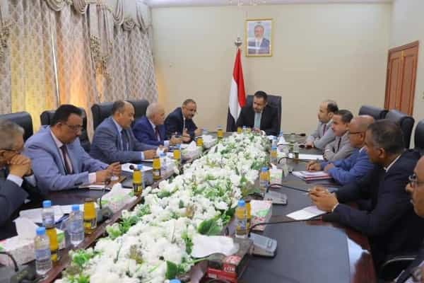 اليمن: الحكومة تعلق التحويلات المالية في مسعاها لكبح انهيار العملة