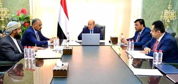 اليمن: مجلس الرئاسة يناقش مع الحكومة خيارات مواجهة الازمة الغذائية والمالية واصلاح قطاع الكهرباء