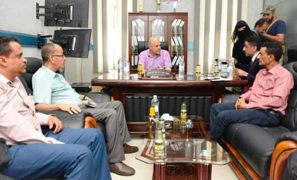 اليمن: محافظ تعز يوجه بتشديد الرقابة على البنوك ومحلات الصرافة