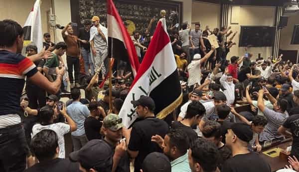 بغداد: استعراض قوّة جديدٌ للصدر يزيد المشهد السياسي العراقي تعقيداً