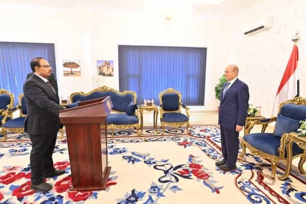 اليمن: محافظا حضرموت وسقطرى يؤديان اليمين الدستورية وسط انباء عن تغييرات مرتقبة تطال محافظين اخرين