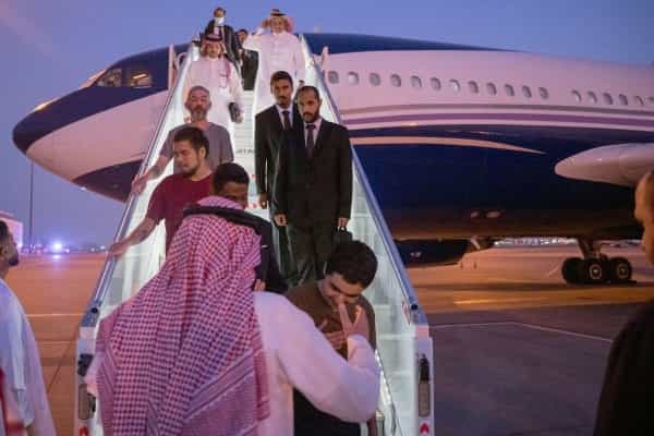 الرياض: أميركيان وخمسة بريطانيين ضمن 10 أسرى حرب نقلوا من روسيا إلى السعودية