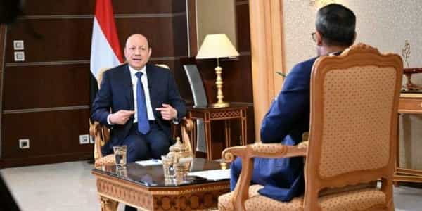 الرياض: الرئيس العليمي يقول ان حكومته ستواجه مشاكل في دفع المرتبات بسبب تعطيل الصادرات النفطية