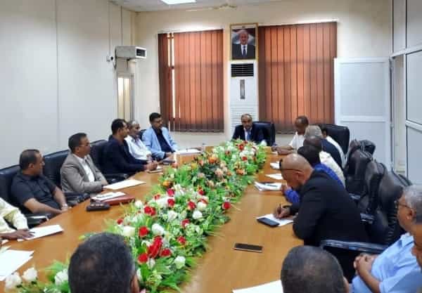 اليمن: وزارة المالية توجه باغلاق الحسابات الحكومية خارج البنك المركزي وترشيد الانفاق