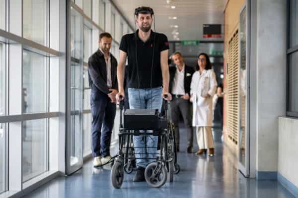 صحة: مصاب بشلل نصفي يستعيد تحكّمه الطبيعي بالمشي بواسطة التفكير بفضل الجمع بين تقنيتين