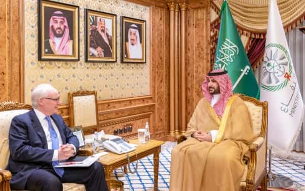 الرياض: الامير خالد بن سلمان يعقد مباحثات مع الوسيط الامريكي حول جهود الحل السياسي في اليمن