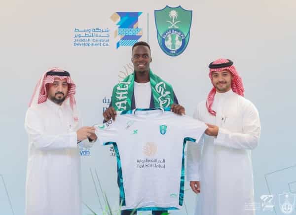 رياضة: الأهلي السعودي يتعاقد مع حارس المنتخب السنغالي ميندي لثلاث سنوات