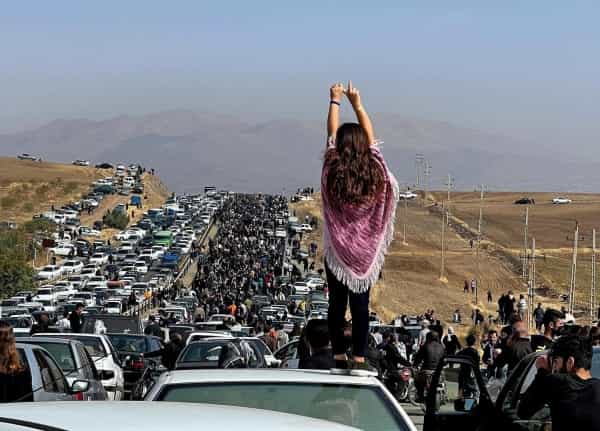 طهران: السلطات الإيرانية تعتقل أكثر من 600 امرأة خلال إحياء ذكرى مهسا أميني