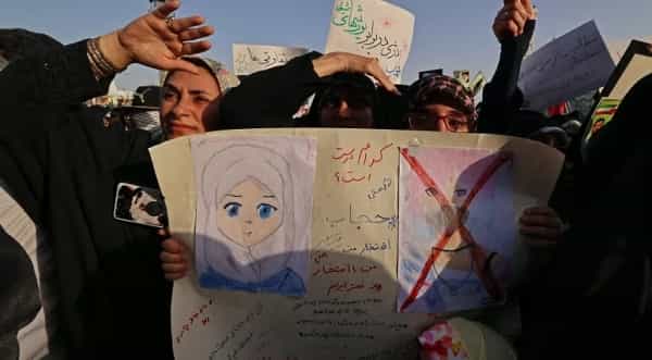 طهران: السلطات الإيرانية تحظر على ممثلات العمل بعد ظهورهن دون حجاب