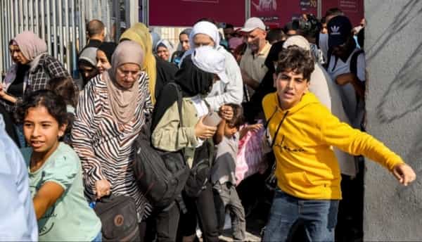 طوفان الاقصى: عشرات الأجانب والجرحى الفلسطينيين يعبرون رفح باتجاه مصر