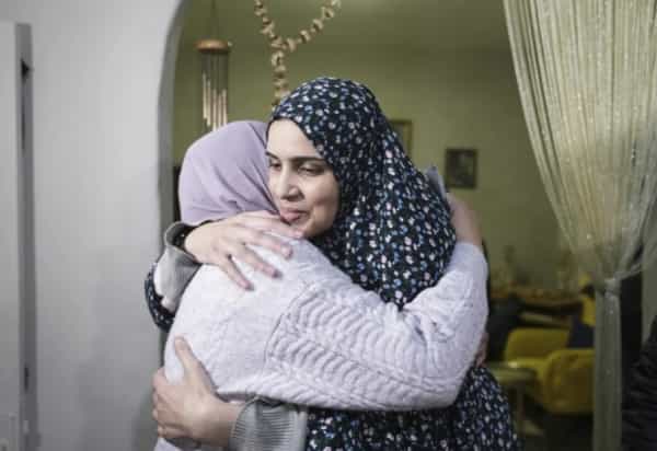 طوفان الاقصى: لحظات من السعادة تعيشها الاسر الفلسطينية بإطلاق سراح القاصرين والنساء في صفقة تبادل الأسرى خلال حرب غزة