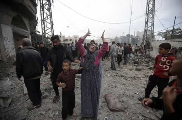 طوفان الأقصى: القوات الإسرائيلية تجمع الرجال الفلسطينيين في شمال قطاع غزة للتحقيق بينما تحذر الأمم المتحدة من أن عملية الإغاثة "منهارة"