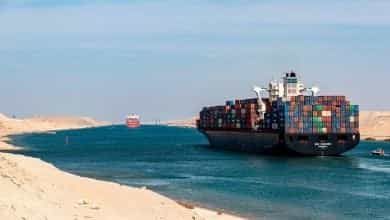القاهرة: رئيس قناة السويس المصرية يقول إنها تتابع عن كثب التوتر في البحر الأحمر