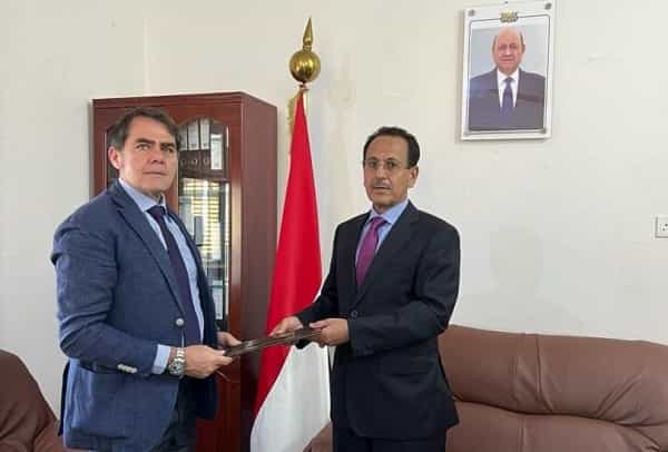 اليمن: الحكومة المعترف بها تتسلم أوراق اعتماد منسق الشؤون الإنسانية وممثل مفوضية اللاجئين