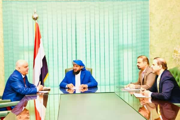 اليمن: توجيهات رئاسية باستكمال مراجعة ملفات التسويات والعلاوات للموظفين والمتقاعدين