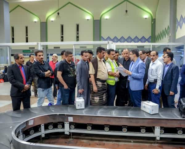 اليمن: رئيس الحكومة المعترف بها يوجّه بتحسين الخدمات وتيسير حركة المغادرة والوصول في مطار عدن