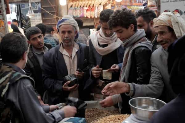 اقتصاد: أزمة السيولة في بنوك صنعاء تنذر بتكرار السيناريو اللبناني