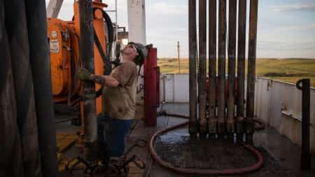 اقتصاد: النفط يتراجع متأثراً بصعود الدولار ومخاوف الطلب