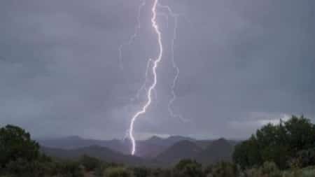 طقس: "الأرصاد" يتوقع أمطار رعدية شديدة في 9 محافظات واضطراب البحر على السواحل الشرقية والجنوبية