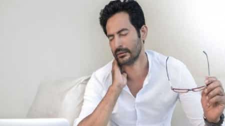 منوعات: طقطقة الرقبة.. عواقب خطيرة جدا لا يمكن تخيلها