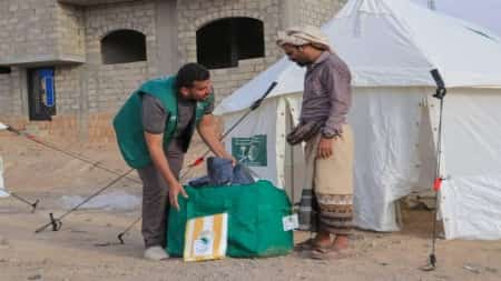 اليمن: مركز الملك سلمان يوزع مساعدات طارئة لنحو 5 آلاف متضرر من الأمطار في مأرب