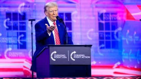 واشنطن: "ذكر وأنثى فقط".. دونالد ترامب يتعهد بوقف "جنون التحول الجنسي"