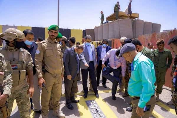اليمن: وزير النقل  ومحافظ عدن يقرون  آلية لرفع الحواجز الاسمنية، وفتح الشارع العام والبوابات المؤدية إلى مطار عدن الدولي