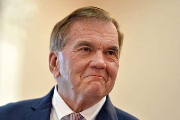 واشنطن: نقل السيناتور الجمهوري و وزير الامن الداخلي في ادارة بوش الى المستشفى مصابا بجلطة دماغية