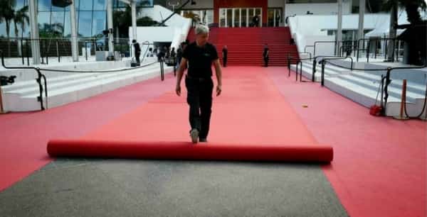 مهرجان كان السينمائي في زمن الجائحة... لائحة أفلام غنية بالنجوم وإطلالات بلا قُبَل على السجاد الأحمر