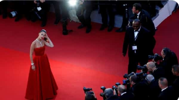 باريس: مهرجان كان يعود بعرض سينمائي كبير وأدراج... بلا كمامات