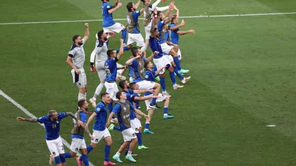 كأس أوروبا: إيطاليا تحتفل بتتويج أنساها مأساة وباء كورونا