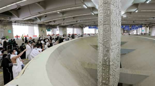 مكة: الحجاج يرمون جمرة العقبة الكبرى ويحتفلون بحلول عيد الأضحى