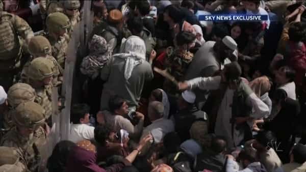 ترجمات: يقول أحد الموظفين المحليين في سفارة واشنطن: "سيكون من الأفضل الموت تحت رصاصة طالبان".