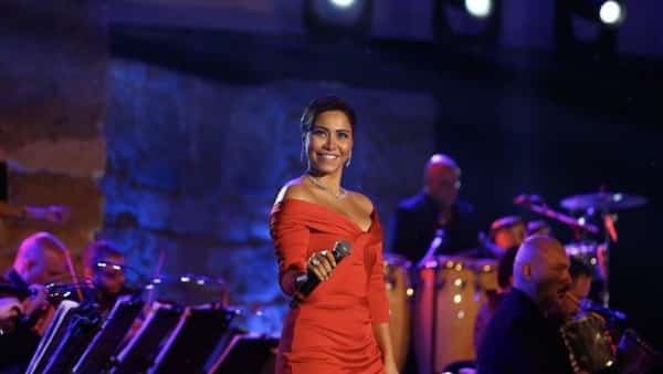 ابو ظبي: المطربة شيرين عبد الوهاب ظهرت حليقة الرأس..وكسبت تعاطفا واسعا