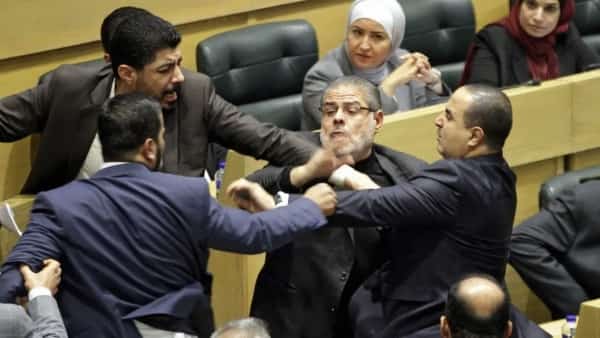 الاردن: مجلس النواب يضيف كلمة "الاردنيات" للدستور ويرفض بالإجماع رئاسة الملك لمجلس الأمن الوطني