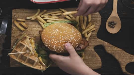 صحة: تناول البرغر والبطاطا المقلية باستمرار يزيد من خطر الإصابة بمرض الزهايمر