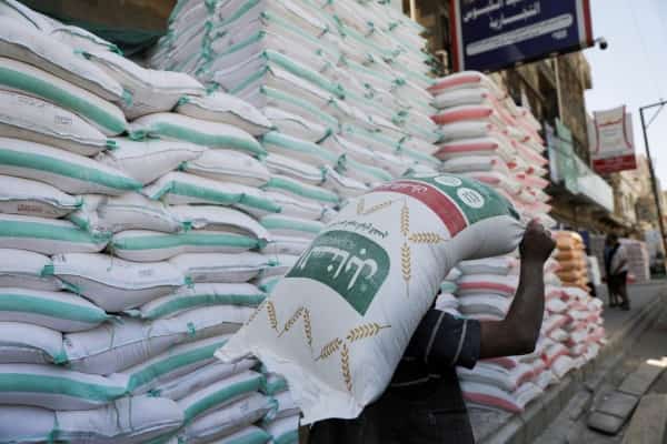 رويترز: تظهر وثيقة أن اليمن لديه ما يكفي من القمح لمدة شهرين ونصف الشهر