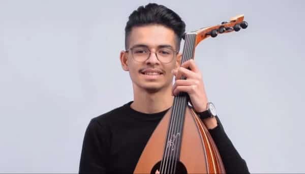 اليمن: شاب يسعى لإطلاق مبادرات موسيقية لنشر رسالة تسامح وتعايش بين أطراف النزاع