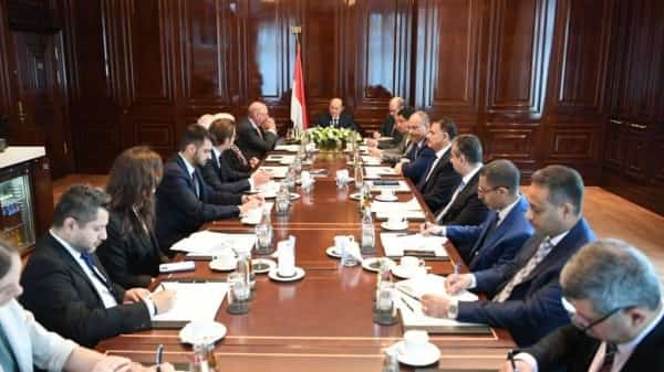 برلين: الرئيس العليمي يؤكد التزام حكومته بنهج السلام وتمكين النساء والشباب في حاضر ومستقبل اليمن