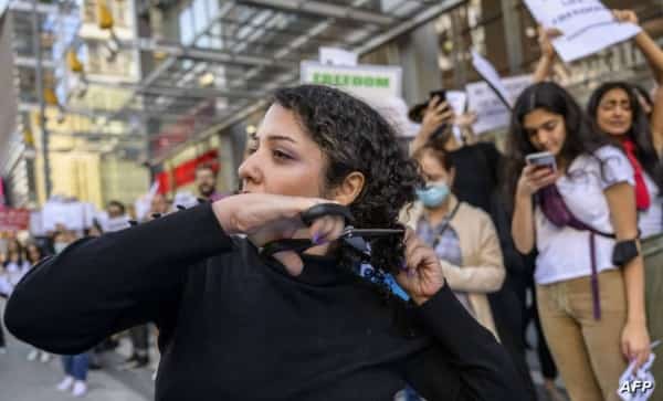 طهران: رئيسي يندد "بمؤامرات العدو" ومظاهرات في الداخل والخارج