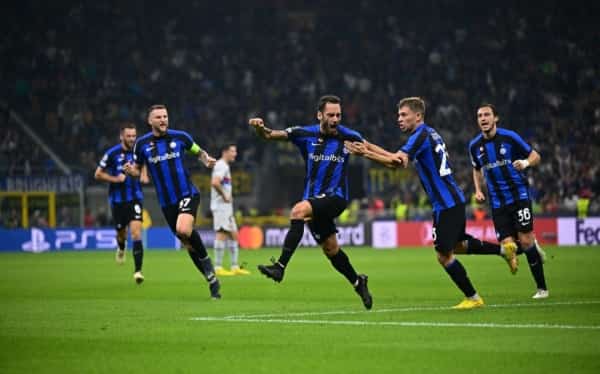 رياضة: برشلونة في موقف "حرج" بدوري الأبطال بعد هزيمة "موقعة ميلانو"