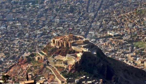 اليمن: حينما تكون براميل القمامة أكثر إنسانية من أحضان بعض الآباء