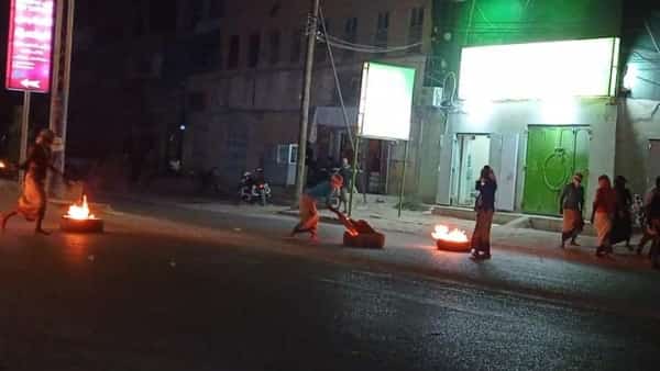 اليمن: موالون للانتقالي يغلقون طرقًا رئيسة بسيئون احتجاجًا على القرار الرئاسي الأخير