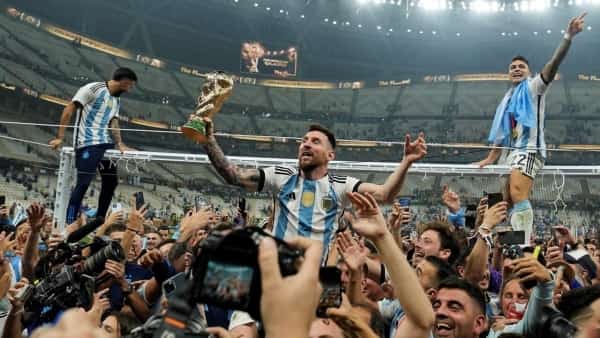 مونديال قطر: أساطير الكرة العالمية يهنئون ميسي بالبطولة ويستحضرون مارادونا