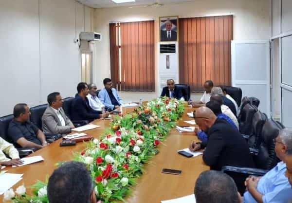 اليمن: وزارة المالية توجه باغلاق الحسابات الحكومية خارج البنك المركزي وترشيد الانفاق
