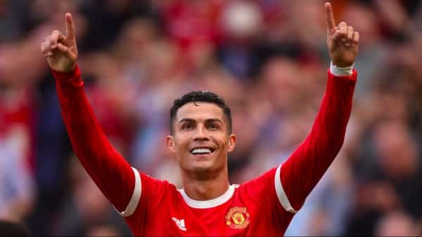 رياضة: رونالدو في النصر السعودي لموسمين ويصل الرياض الأحد