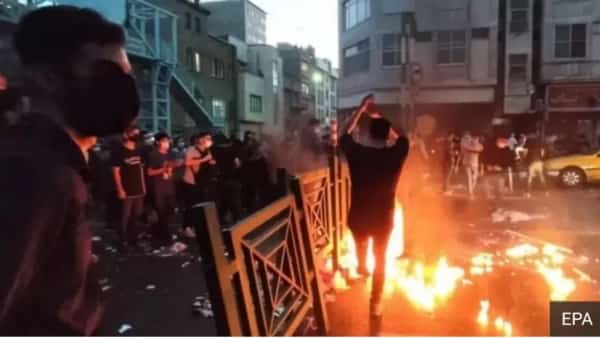 طهران: السلطات الإيرانية تعتقل عددا من لاعبي كرة القدم لمشاركتهم في حفلة مختلطة بمناسبة رأس السنة